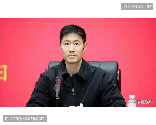 王励勤退役后这身材管理也太狠了，饭局上别人喝酒他啃鸡胸肉？